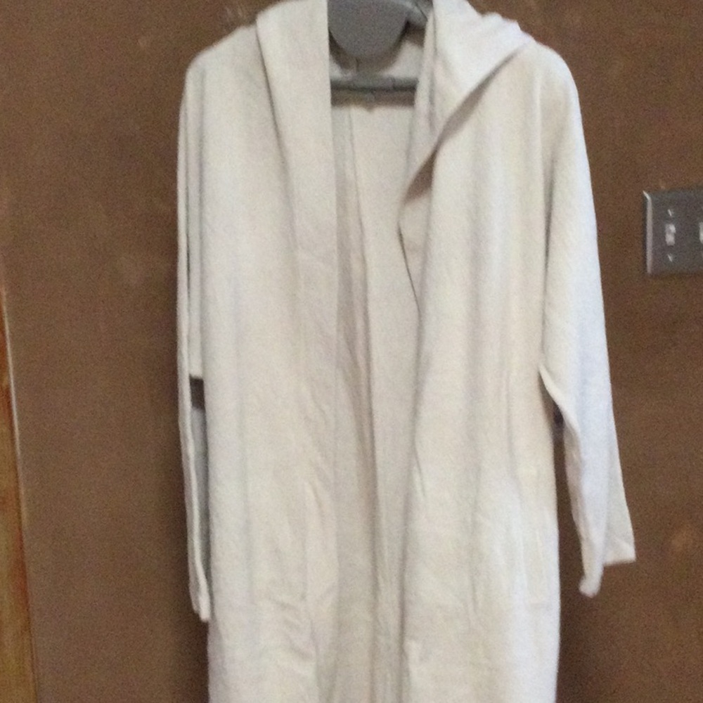 Barefoot Dreams outfit tags on size large champagne color